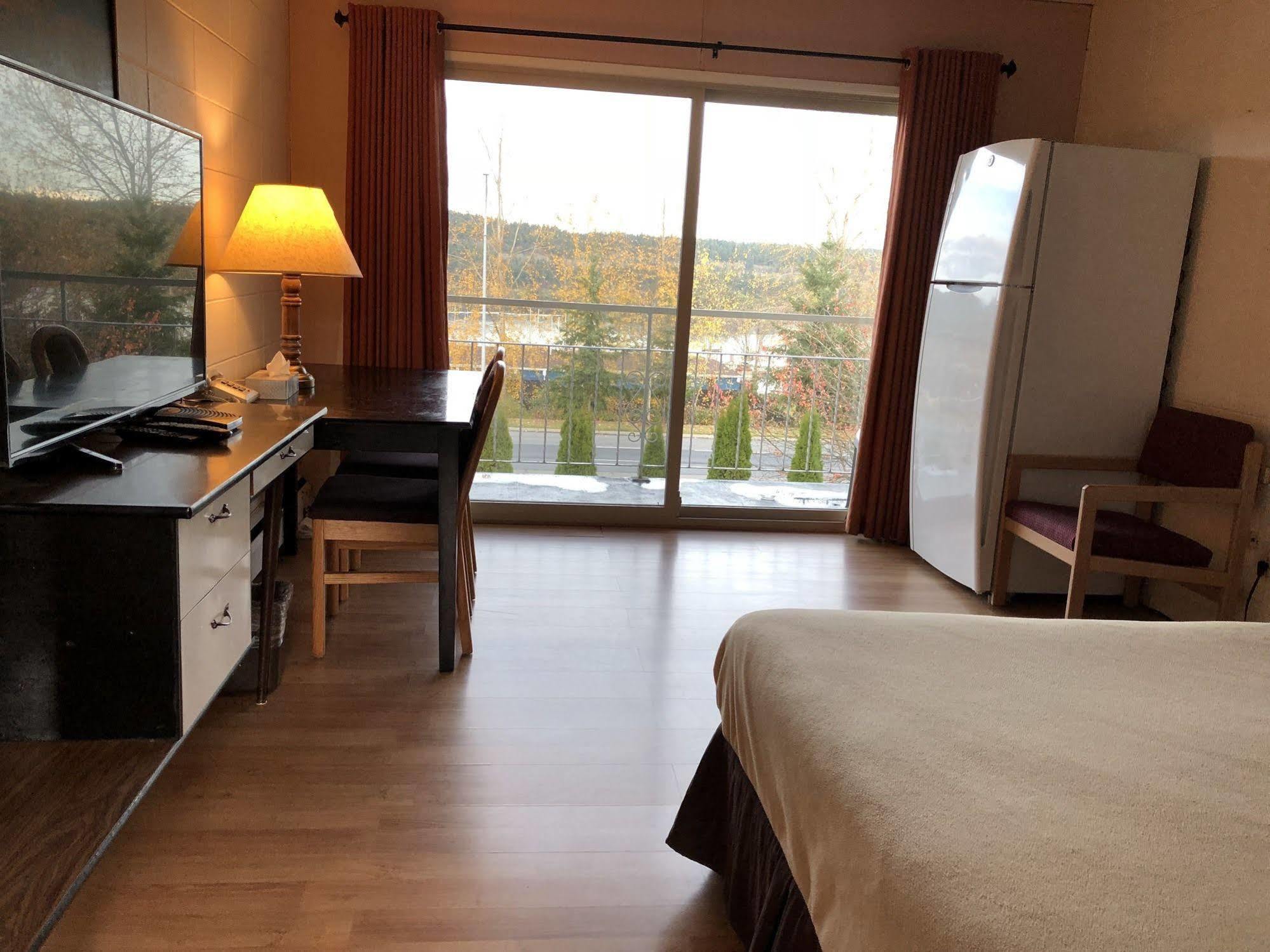 Holiday House Motel Ladysmith Extérieur photo