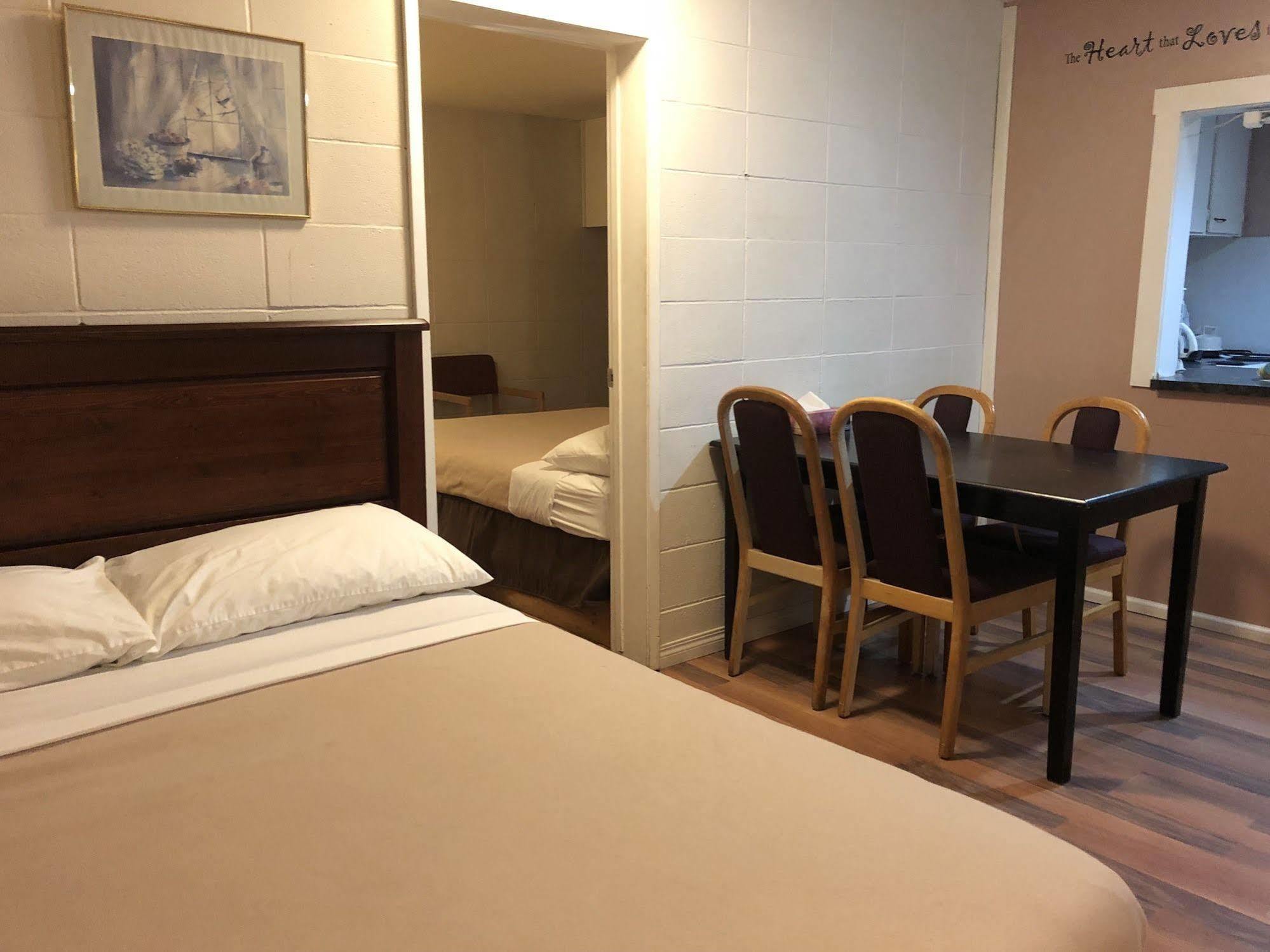 Holiday House Motel Ladysmith Extérieur photo
